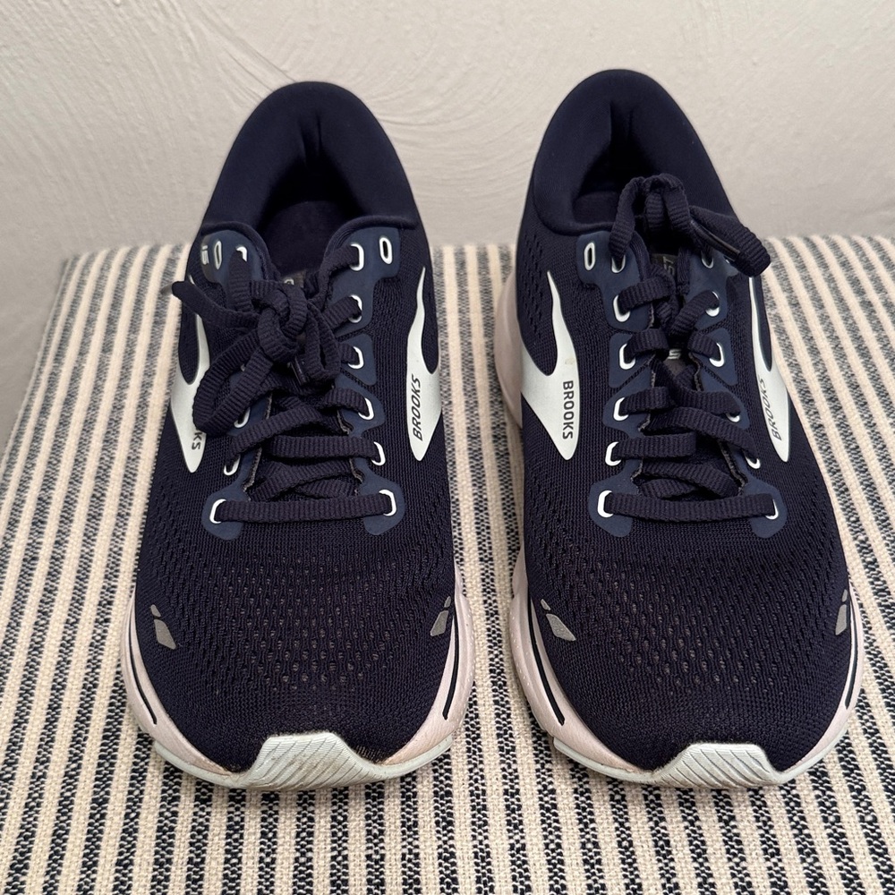 Brooks Ghost Sneaker Size 10